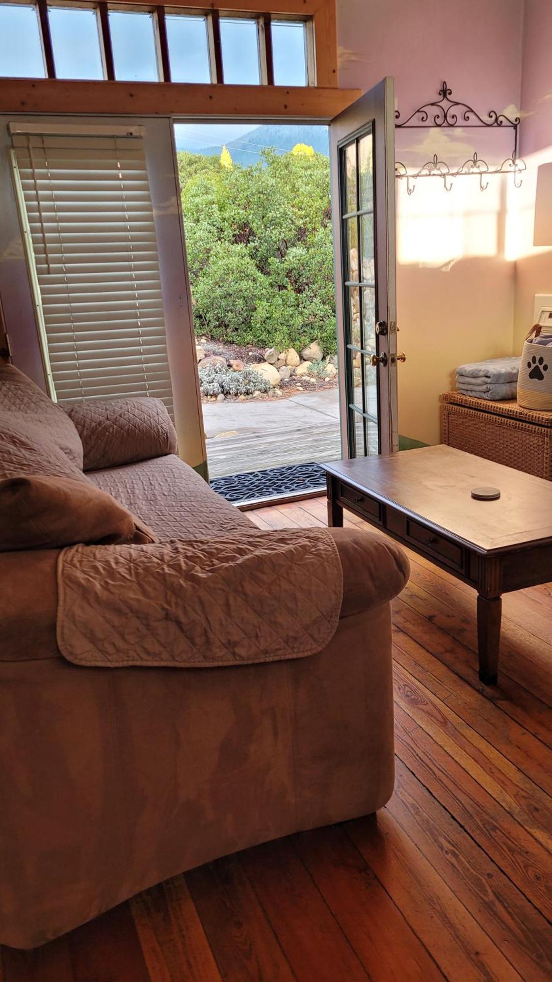 Angel Cottage With A Sauna Or The Cozy With A Jacuzzi Tub, Both Are Studios With A View Of Mount Shasta Habitación foto